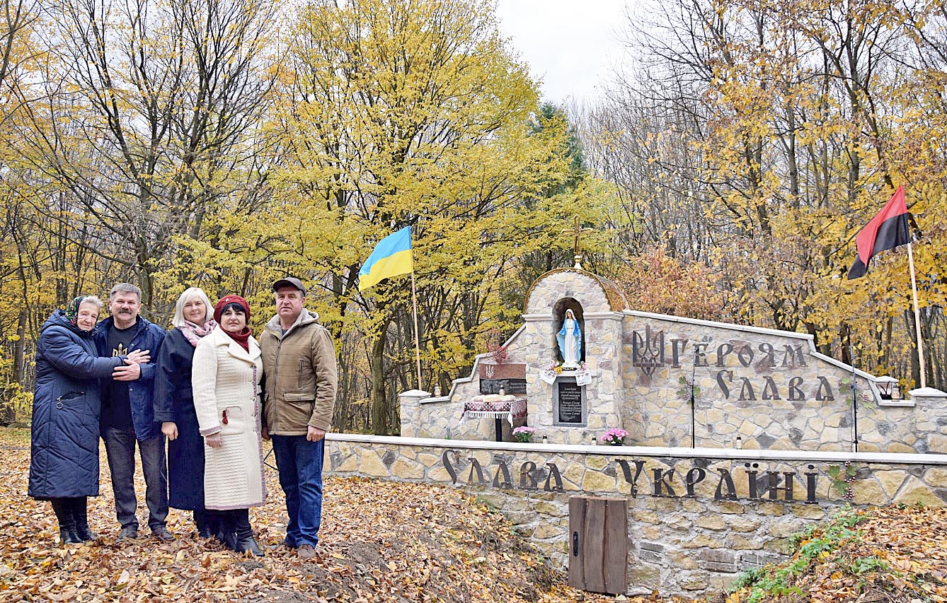 Зліва направо: донька загиблого воїна УПА Василя Соляра Надія Кріль  з Іваном і Ганною Здирками, Галиною Шот та Ярославом Крілем біля оновленого меморіалу повстанцям. Фото автора